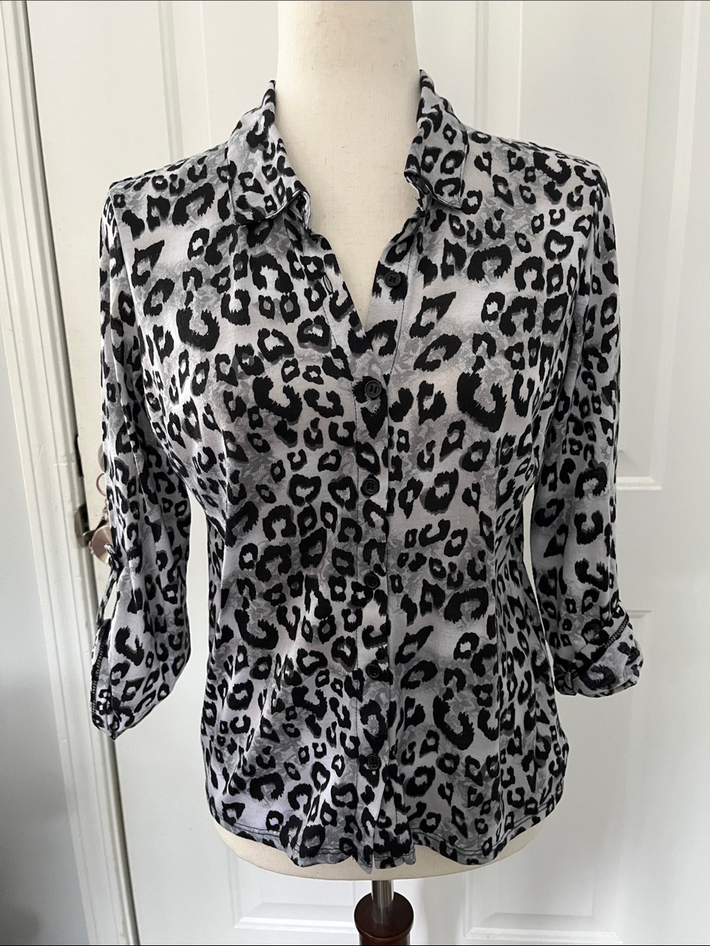 No Boundaries Black and Gray Leopard Print Button-Up Shirt Size Medium 7-9